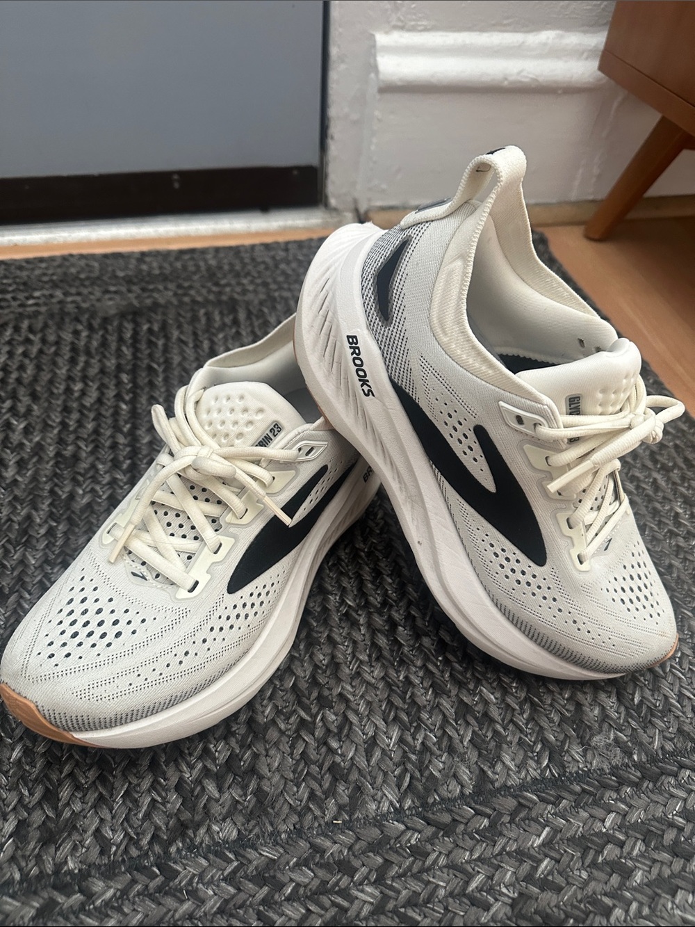 Brooks Glycerin 23: Cream and Black Running Sneakers